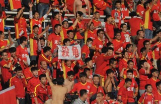 国内足球联赛盛况空前，球迷热情高涨